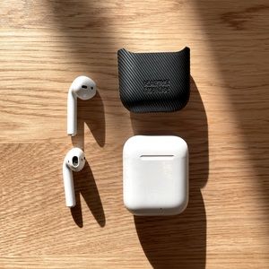 Apple AirPods 2nd Gen with Case